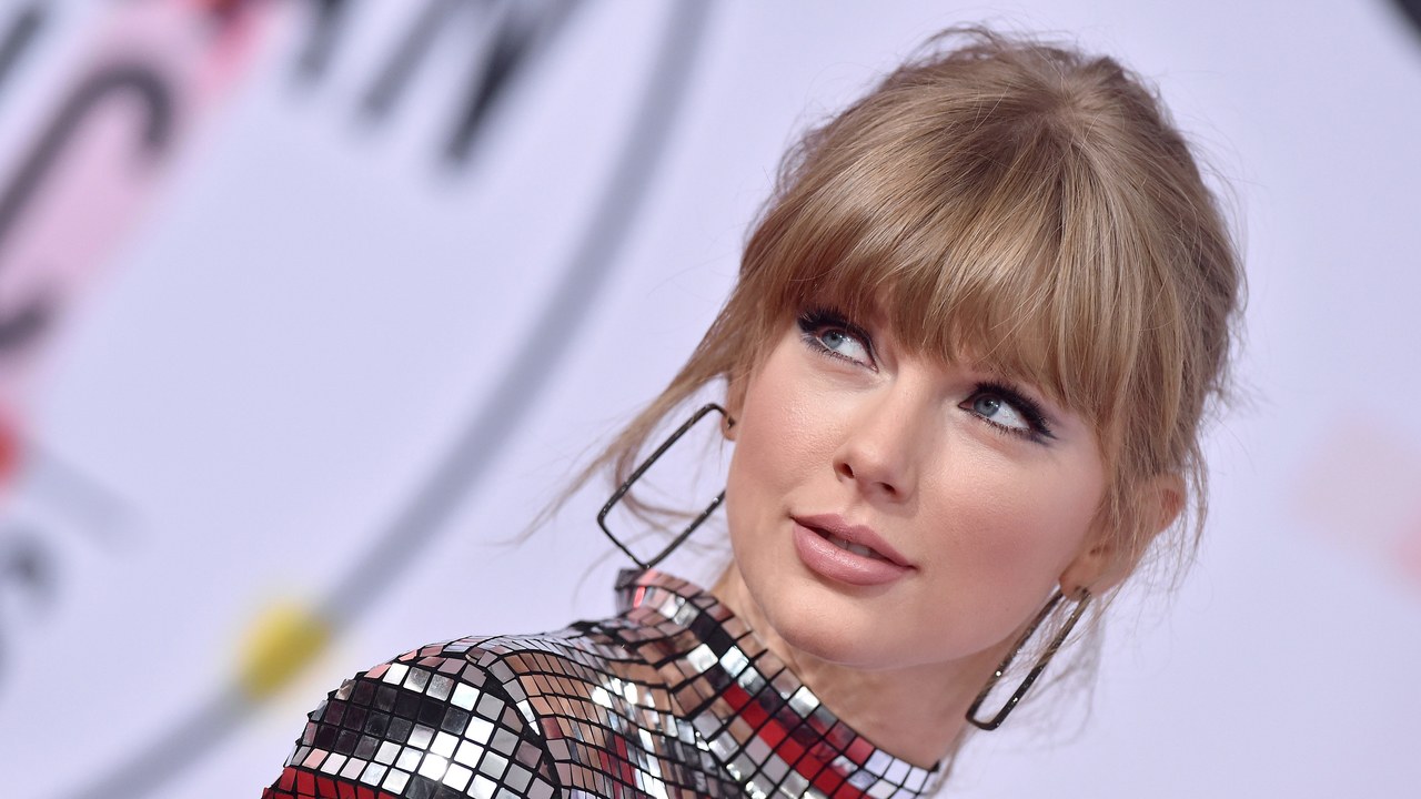 Taylor Swift habla del caos del Internet en «You Need To Calm Down»