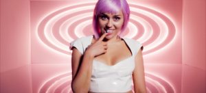 Miley Cyrus se transforma en Ashley O de Black Mirror en el video de “On A Roll”. Cusica Plus.