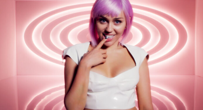Miley Cyrus se transforma en Ashley O de Black Mirror en el video de “On A Roll”