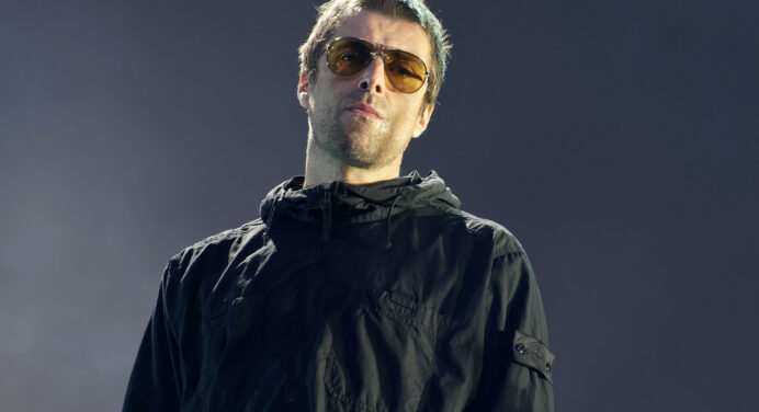 Liam Gallagher mantiene vivo el sonido de Oasis con “Shockwave”