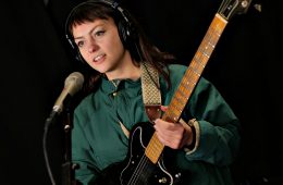 Angel Olsen confirma fecha de su próximo disco y da un adelanto con ‘All Mirrors’. Cusica Plus.