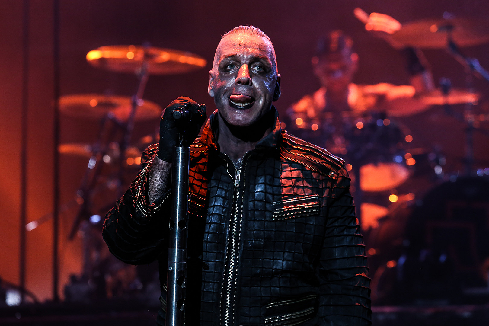 Dos miembros de Rammstein protestaron en un concierto en Rusia - Cúsica Plus