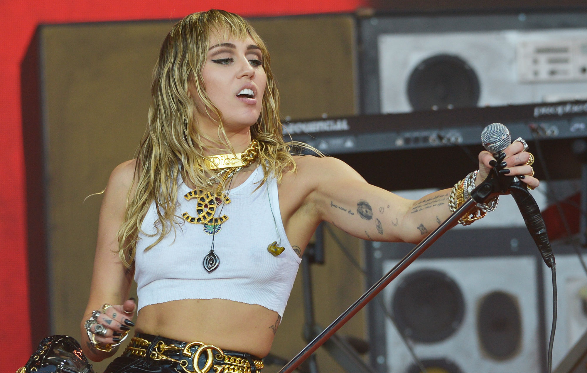 Miley Cyrus y The Raconteurs se retiran de Woodstock 50 - Cúsica Plus