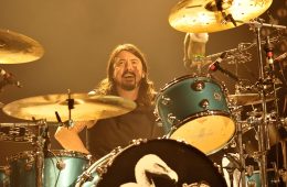 Dave Grohl tocó la batería junto a The Bird and the Bee, para realizar cover de Van Halen. Cusica Plus.