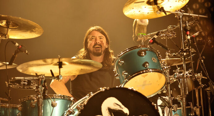 Dave Grohl tocó la batería junto a The Bird and the Bee, para realizar cover de Van Halen
