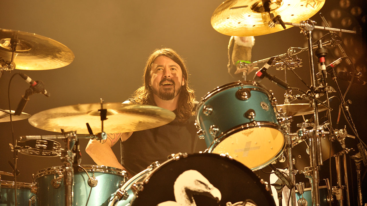 Dave Grohl tocó la batería junto a The Bird and the Bee, para realizar cover de Van Halen. Cusica Plus.
