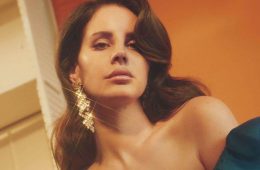 Lana Del Rey combate los recientes tiroteos de USA con el tema ‘Looking for America’. Cusica Plus.