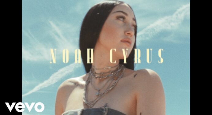 Noah Cyrus apuesta por los mismos sonidos que su hermana Miley en el tema ‘July’