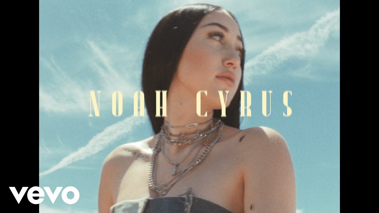 Noah Cyrus apuesta por los mismos sonidos que su hermana Miley en el tema ‘July’. Cusica Plus.