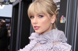 Taylor Swift fusiona el country y el pop en su nuevo tema ‘Lover’. Cusica Plus.