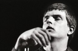 La tumba de Ian Curtis fue vandalizada - Cúsica Plus