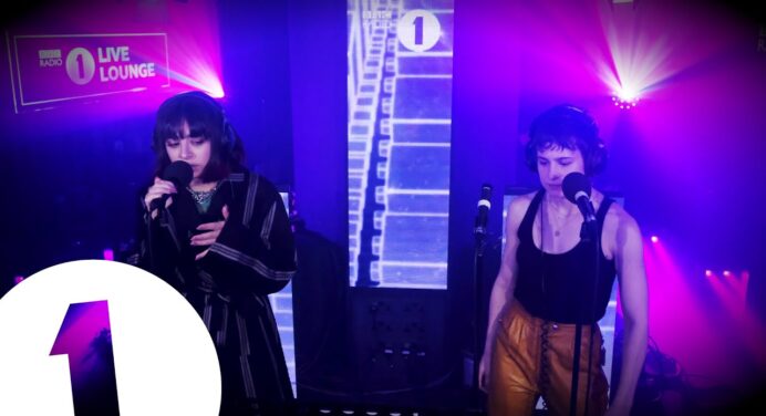 Charli XCX y Christine and the Queens realizaron cover de The 1975