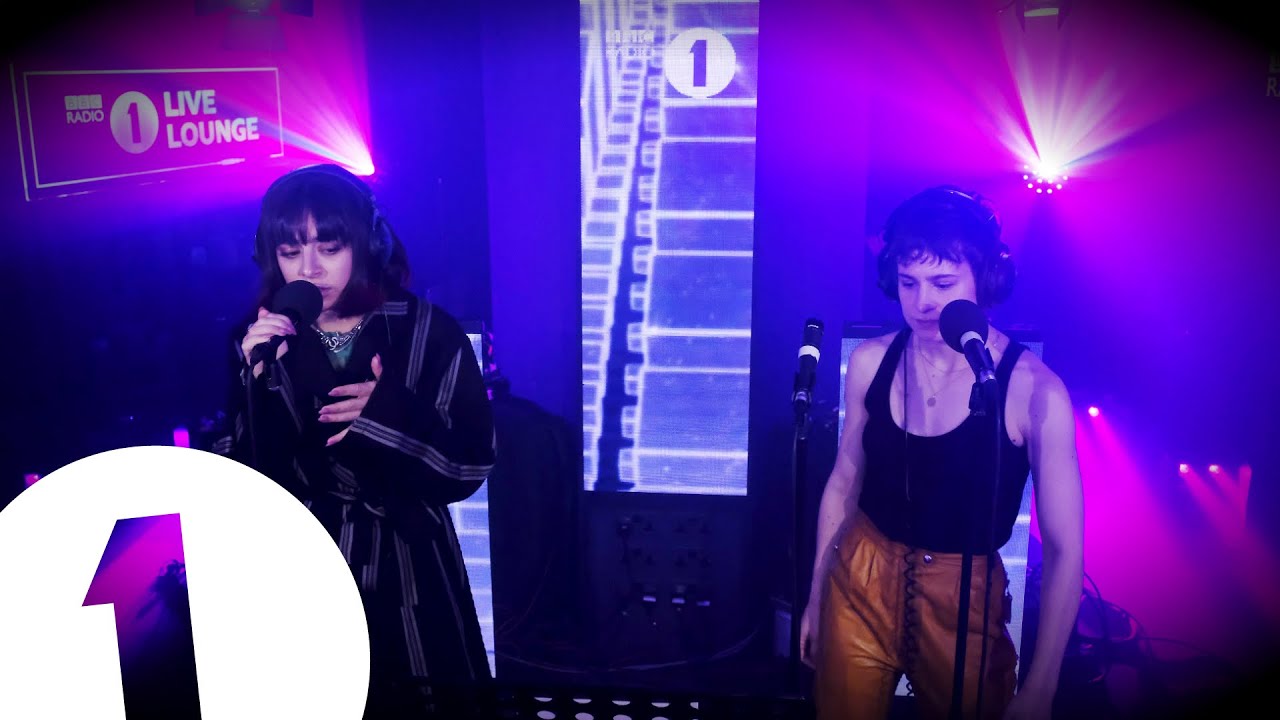 Charli XCX y Christine and the Queens realizaron cover de The 1975. Cusica Plus.