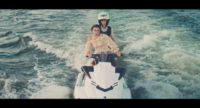 Charli XCX y Troye Sivan se unen en el videoclip de ‘2099’