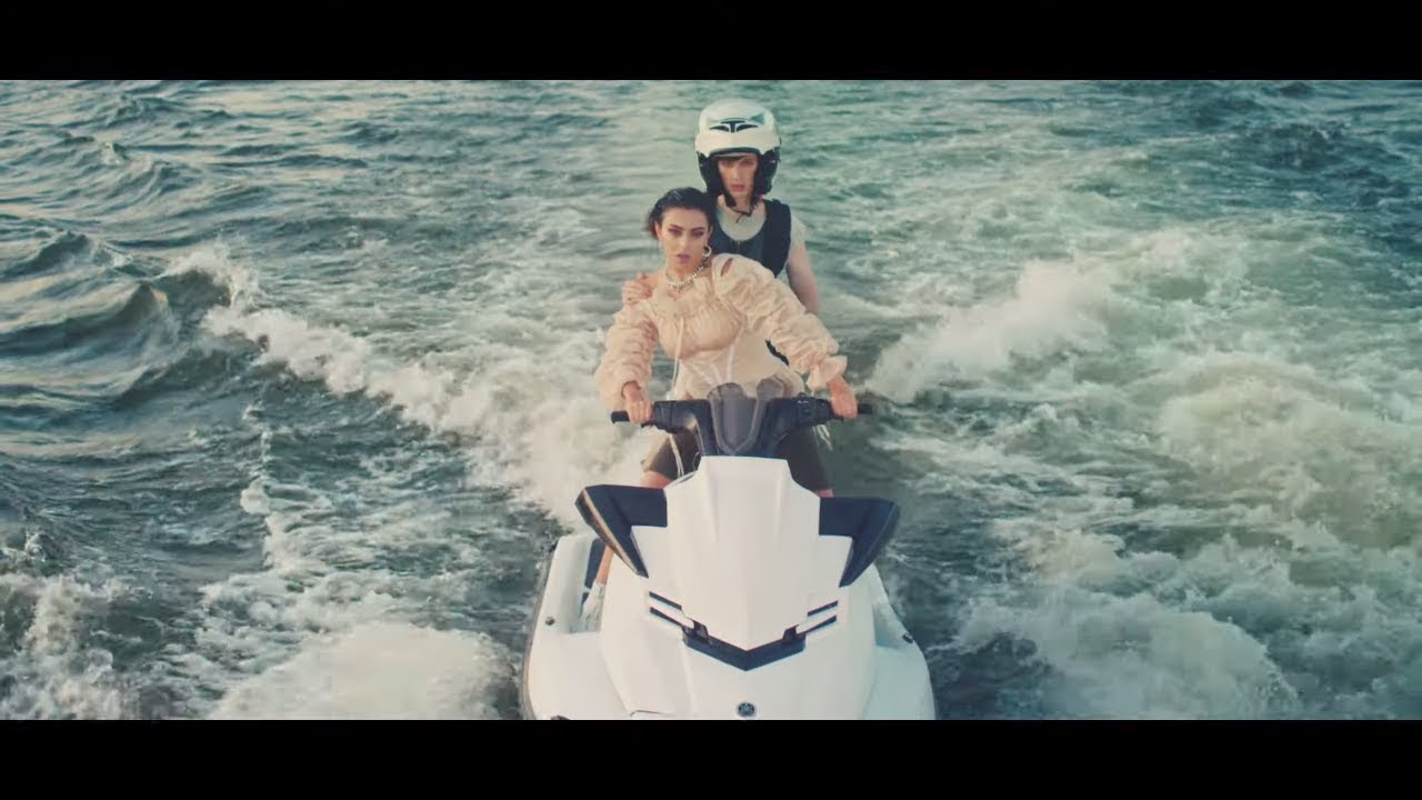 Charli XCX y Troye Sivan se unen en el videoclip de ‘2099’. Cusica Plus.
