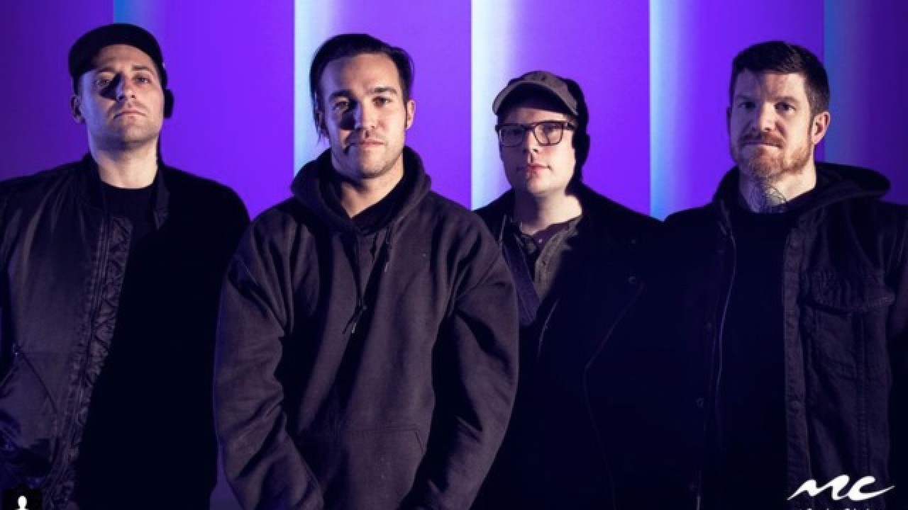 Fall Out Boy anuncian un nuevo disco de éxitos y estrenan un nuevo tema. Cusica Plus.