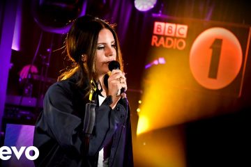 Lana Del Rey realiza cover de Ariana Grande en el Live Lounge de la BBC Radio 1. Cusica Plus.