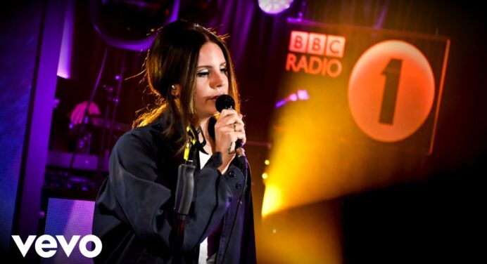 Lana Del Rey realiza cover de Ariana Grande en el Live Lounge de la BBC Radio 1