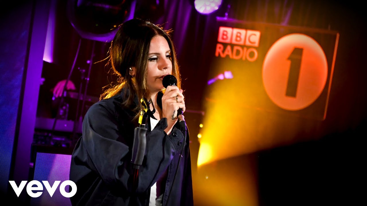 Lana Del Rey realiza cover de Ariana Grande en el Live Lounge de la BBC Radio 1. Cusica Plus.