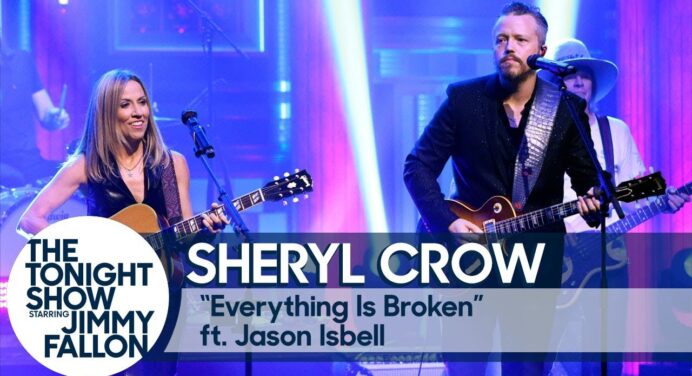 Sheryl Crow y Jason Isbell se unieron para cantar Everything Is Broken de Bob Dylan