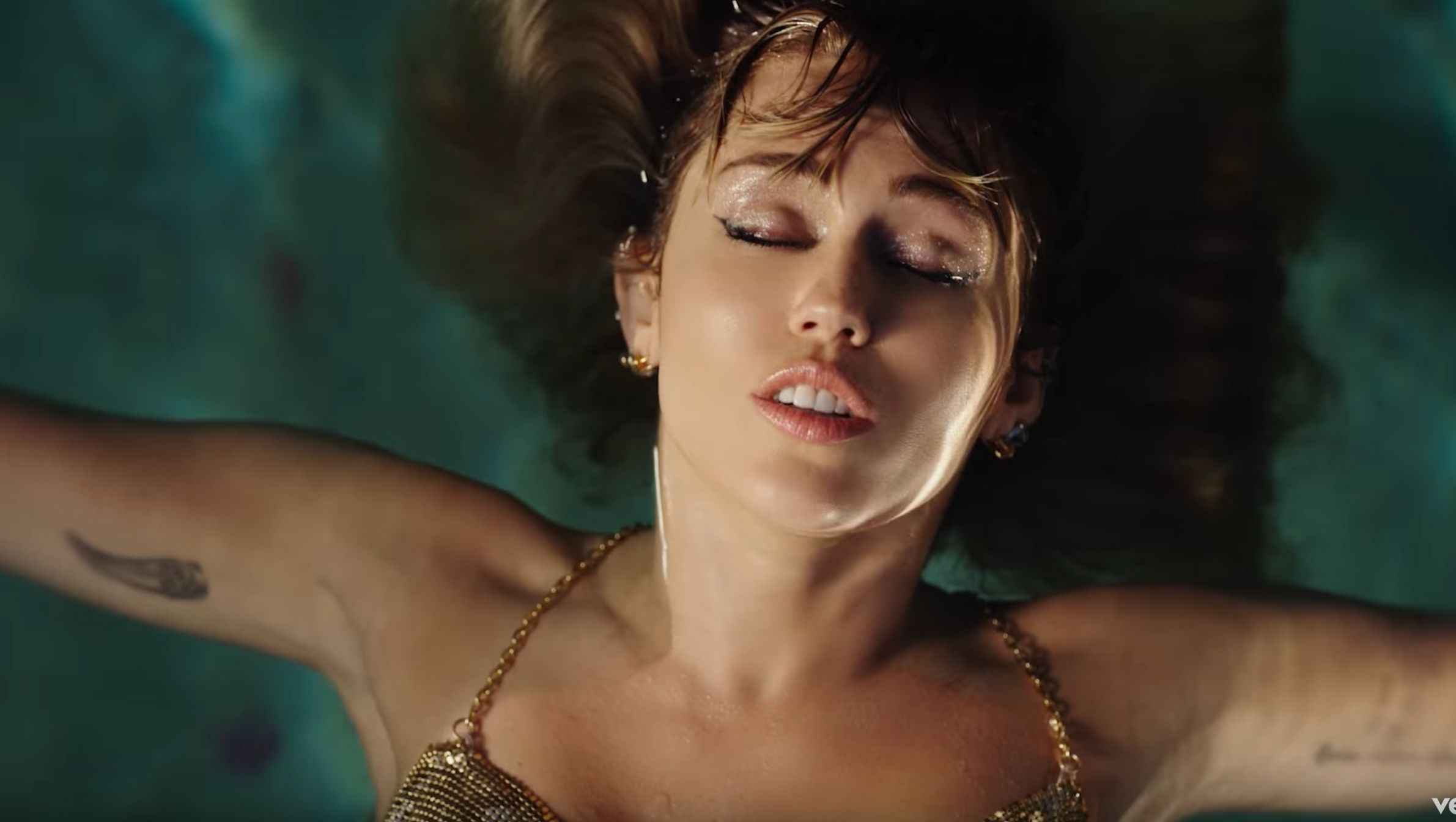 Miley Cyrus publica el video de 'Slide Away' - Cúsica Plus
