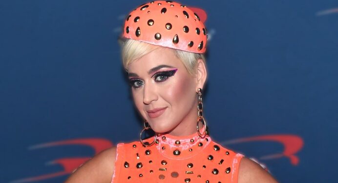 Katy Perry publicó el video de su propio tema navideño