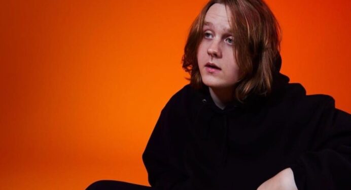 Lewis Capaldi estrena el videoclip de ‘Bruises’