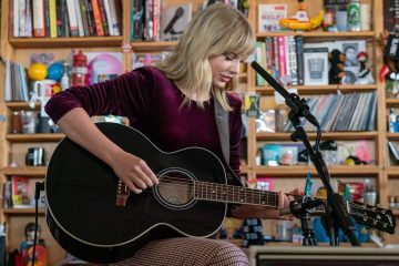 Taylor Swift se presentó en el Tiny Desk con versiones acústicas de su tema. Cusica Plus.