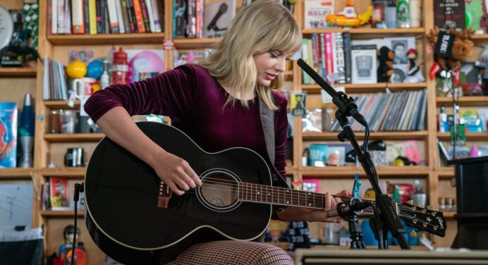 Taylor Swift se presentó en el Tiny Desk con versiones acústicas de su tema
