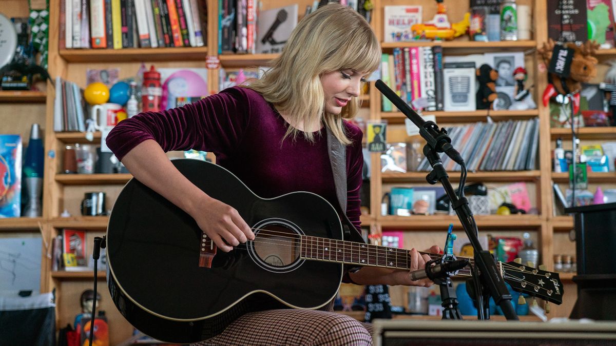 Taylor Swift se presentó en el Tiny Desk con versiones acústicas de su tema. Cusica Plus.