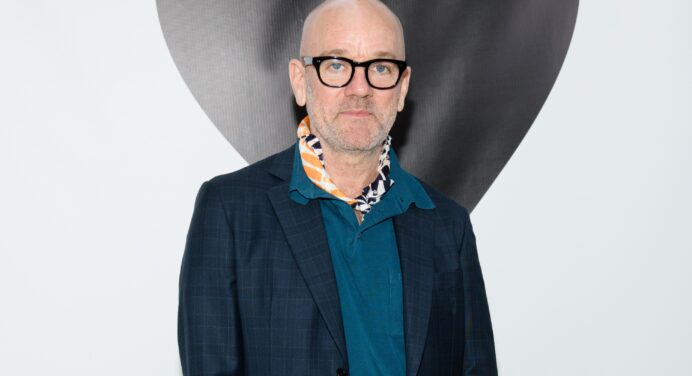 El exvocalista de R.E.M, Michael Stipe, estrenó nuevo tema