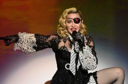 Fanáticos demandan a Madonna, por comenzar concierto dos horas más tarde. Cusica Plus.