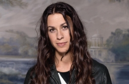 Alanis Morissette comparte su nuevo sencillo 'Smiling'. Cusica Plus.