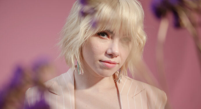 Escucha ‘Let’s Be Friends’, el nuevo tema de Carly Rae Jepsen