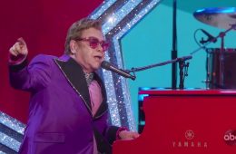 Elton John llegó a los Oscars 2020 para cantar ‘(I’m Gonna) Love Me Again” de Rocketman. Cusica Plus.