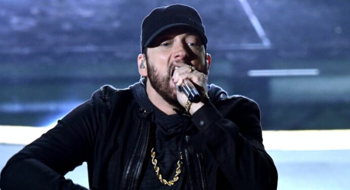 Eminem se presentó por primera vez en los Oscars, luego de ser premiado 17 años atrás