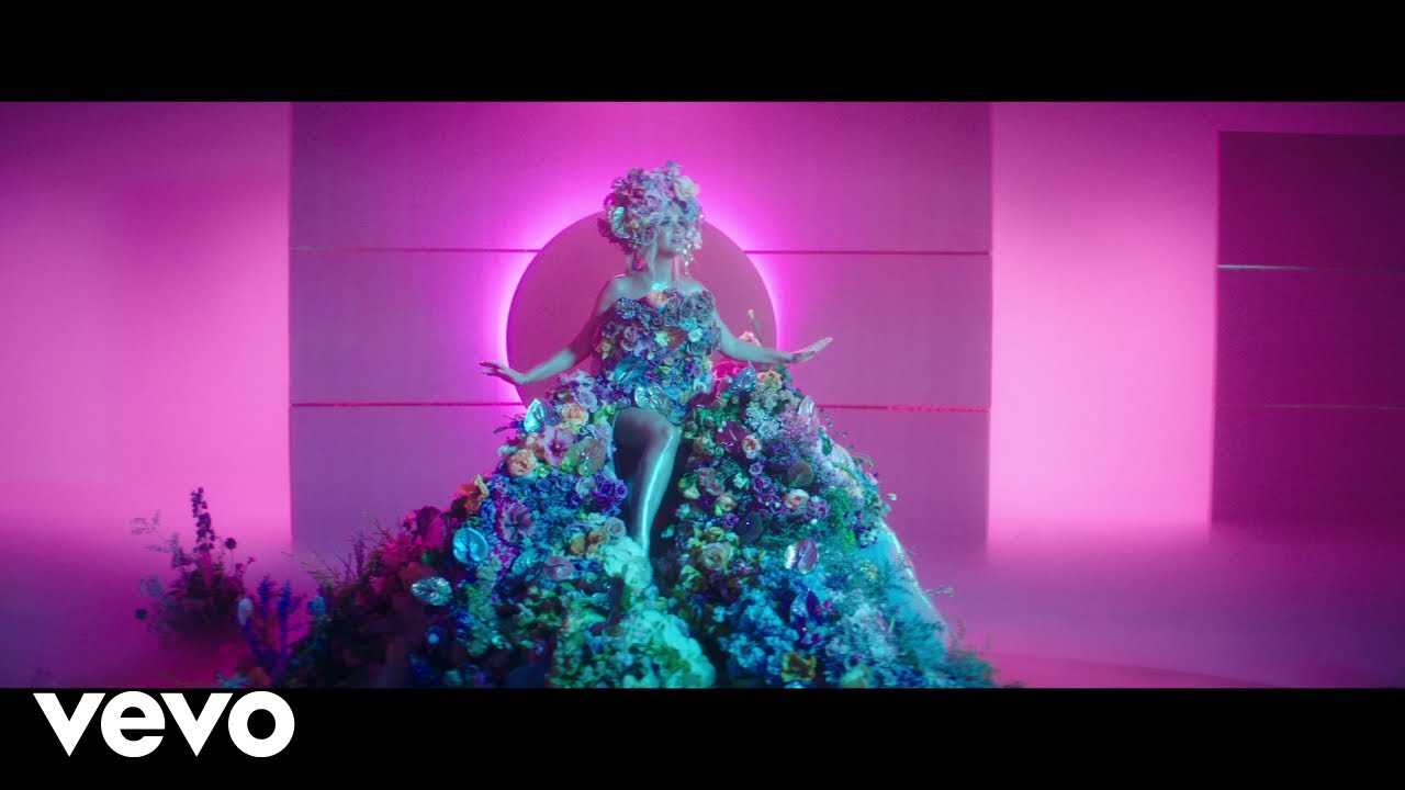 Katy Perry anuncia su embarazo en el nuevo tema ‘Never Worn White’.Cusica Plus.