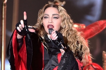 Madonna canceló fechas en París, tras lesionarse en caída en el escenario. Cusica Plus.