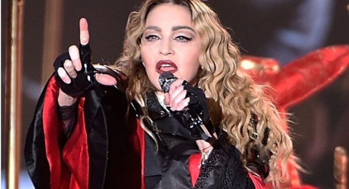 Madonna canceló fechas en París, tras lesionarse en caída en el escenario