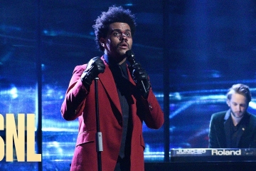 The Weeknd estrenó un nuevo tema en el Saturday Night Live. Cusica Plus.