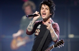 Billie Joe Armstrong afirma que ha escrito seis nuevos temas para Green Day en su cuarentena. Cusica Plus.