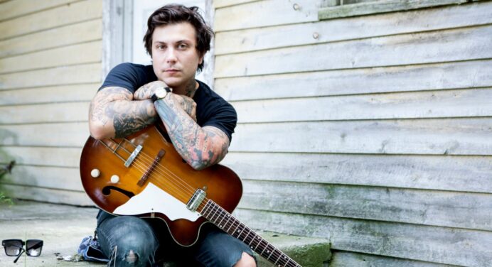 Frank Iero de My Chemical Romance ofrece clases de guitarra gratis