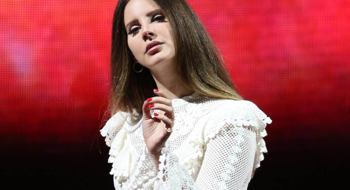 Lana Del Rey anuncia detalles de su próximo disco de poesías