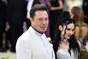 Grimes y Elon Musk cambian el nombre de su hijo, para cumplir las leyes de California. Cusica Plus.