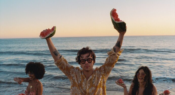 Harry Styles es tropical para ‘Watermelon Sugar’
