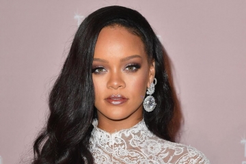 Rihanna se convierte en la artista femenina con la fortuna más grande en la historia. Cusica Plus.