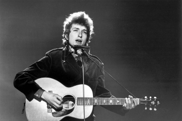 Bob Dylan es el primer músico en tener un álbum Top 40 en cada década desde los años 60’s. Cusica Plus.