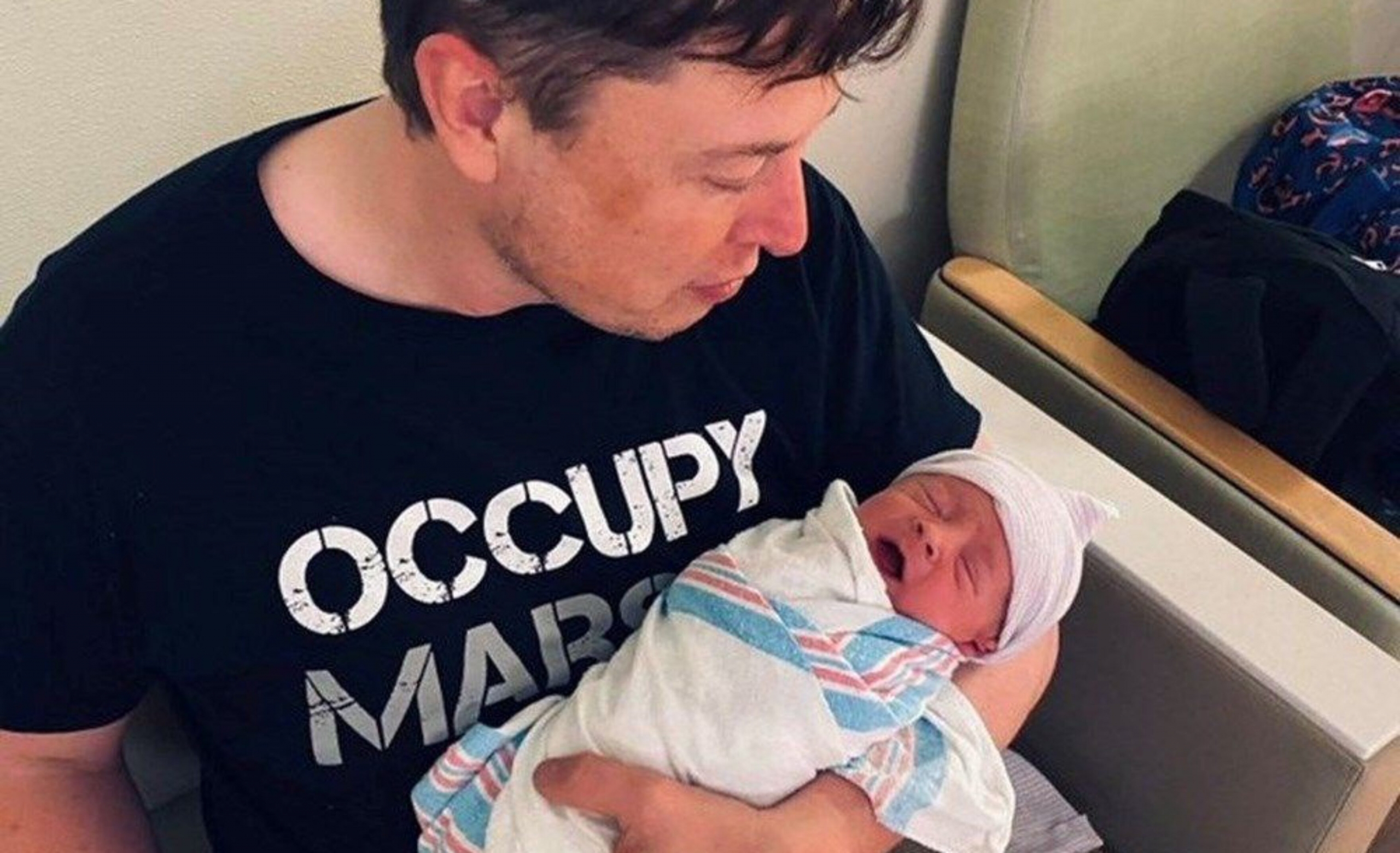 Certificado de nacimiento confirma nombre del bebé de Grimes y Elon Musk
