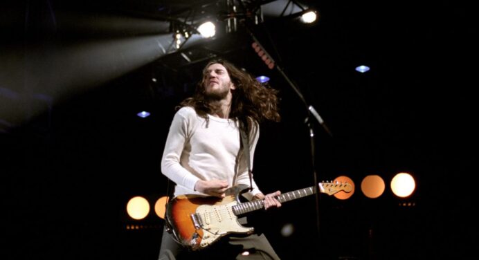 Escucha ‘She Smiles Because She Presses the Button’ de John Frusciante