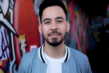 Mike Shinoda de Linkin Park, afirmó que aún hay canciones con Chester Bennington sin publicar. Cusica Plus.